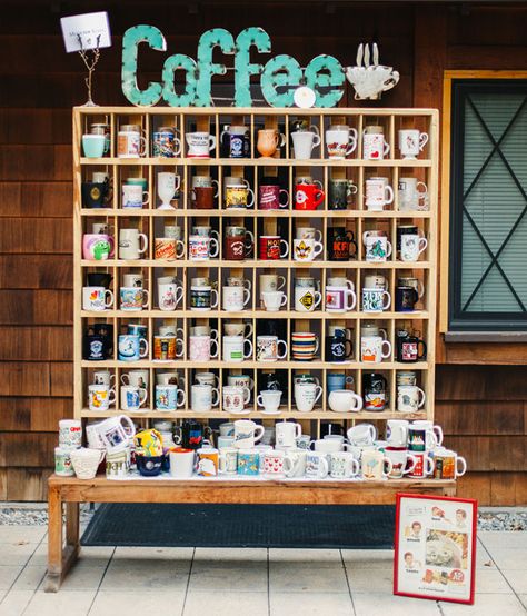 Vintage coffee mug escort + favor station. Great wedding/party ideas too. Love the coffee favours❤️ Drink Display, Mug Display, Quirky Wedding, Best Wedding Favors, Brunch Wedding, Unique Wedding Favors, Green Wedding Shoes, Morning Wedding, Wedding Catering