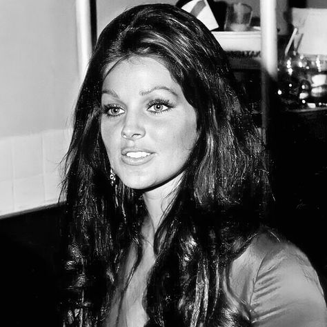 Priscilla Presley Hair, Priscilla Presley Style, Young Priscilla Presley, Elvis Presley Priscilla, Fran Fine, Elvis And Priscilla, Priscilla Presley, Beauty Icons, Women Over 50