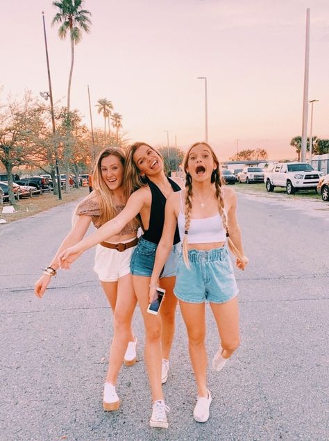 VSCO - americanteenager Best Friend Fotos, Bff Pics, Three Girls, Best Friend Photoshoot, Best Friend Photos, Cute Friend Pictures, Bff Goals, Bff Pictures, Friend Poses