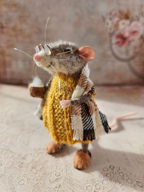 Mouse Needle Felting, Needle Felted Rat, Needle Felted Autumn, Felt Rat, Needle Felted Mice, Felted Fairies, Stuffed Mouse, Julie Smith, Felted Mice