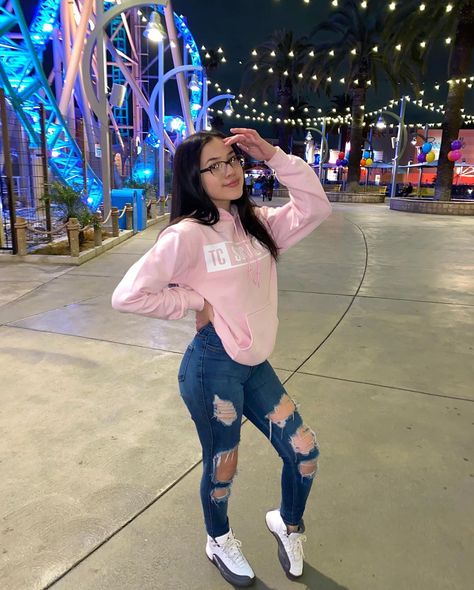 priscilla🦋 on Instagram: “ceo of always being at knotts🎢🤪 hoodie from @tcsocialclub💕  #explorepage #explore #trending #viral” Superenge Jeans, Cute Lazy Outfits, Casual School Outfits, Swag Outfits For Girls, Lazy Outfits, Tomboy Style Outfits, Tween Outfits, Cute Comfy Outfits, Teenager Outfits