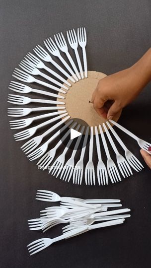 Spoon Craft Ideas, Wall Hanging Diy Paper, Spoon Art Diy, Spoon Wreath, Plastic Spoon Art, Fork Crafts, Plastic Spoon Crafts, Spoon Craft, Clothespins Diy