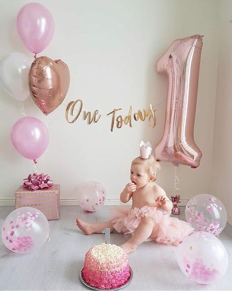 Torturi Baby Shower, Baby Birthday Photoshoot, First Birthday Balloons, Birthday Decorations At Home, 1st Birthday Girl Decorations, Simple Birthday Party, 1st Birthday Party For Girls, Baby Birthday Decorations