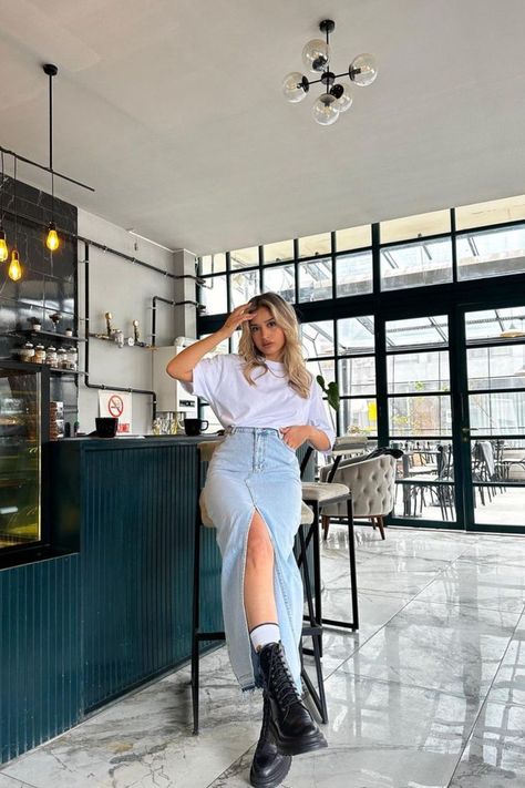 Denim maxi skirts are so chic and stylish! Check out these super cute ways that you can style a denim maxi skirt outfit. Poses In Denim Skirt, Chicago Fall Outfits 2023, Outfit Ideas 2024, Looks Jeans, Denim Skirt Outfits, Long Denim Skirt, Maxi Skirt Outfits, Elegante Casual, Denim Skirts