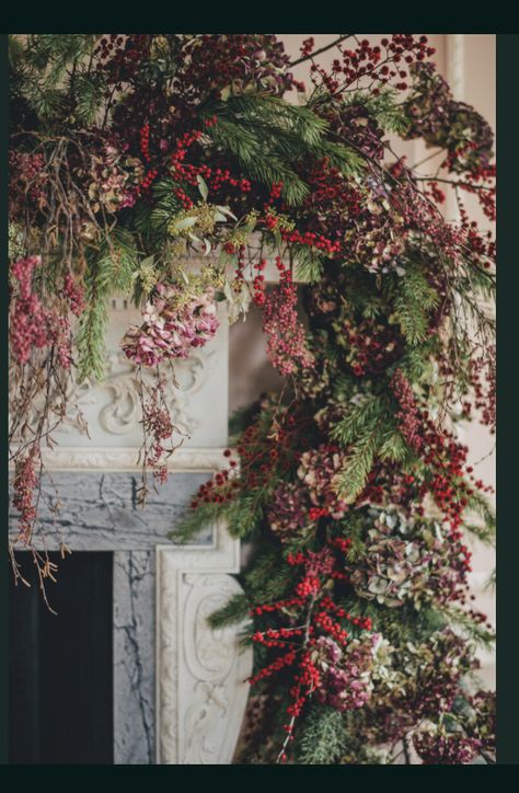 Decoration Vitrine, Bohemian Christmas, Flower Installation, Christmas Mantel Decorations, Christmas Interiors, London Christmas, Christmas Mantle, Christmas Inspo, Christmas Arrangements