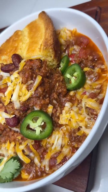 Chilli And Cornbread, Chili Aesthetic, Chili With Cornbread, Ground Turkey Chili Recipe, Cornbread Chili, Chili Cornbread, Ground Turkey Chili, Beans And Cornbread, Skyline Chili