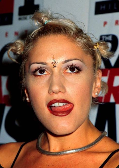 Gwen Stefani Makeup 90s, 1990s Makeup Grunge, Blue Hair Outfit, 1990s Makeup, Celeb Aesthetic, Gwen Stefani Makeup, Gwen Stefani 90s, Grunge Eye Makeup, Tragic Kingdom