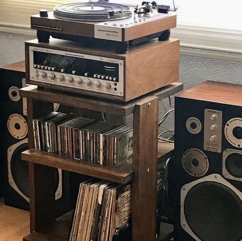 Turntable Furniture, Audiophile Turntable, Audiophile Listening Room, Home Music Rooms, Vinyl Room, Record Room, Multi Room Audio, Turn Table Vinyl, Listening Room