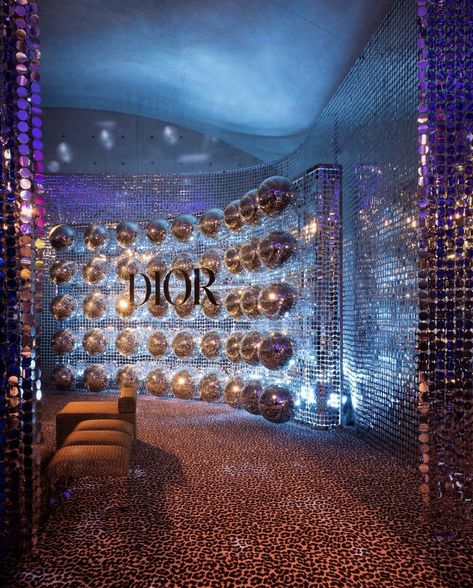 Rounded Backdrop, Christmas Disco, Studio 54 Party, Photowall Ideas, Elegant Backdrop, Shanghai Fashion Week, Gala Ideas, Disco Glam, Beauty Dior