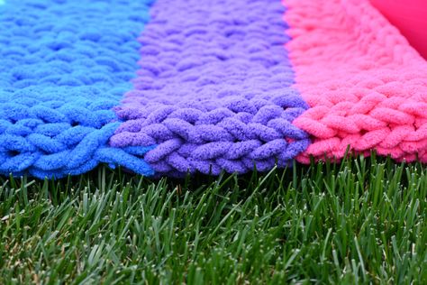 How To Make A Rainbow Blanket with Loop Yarn - Free Pattern Finger Looping, Knit Blanket Tutorial, Loop Blanket, Loop Yarn Blanket, Recovery Activities, Finger Knitting Blankets, Yarn Craft Ideas, Puffy Yarn, Fun Blanket