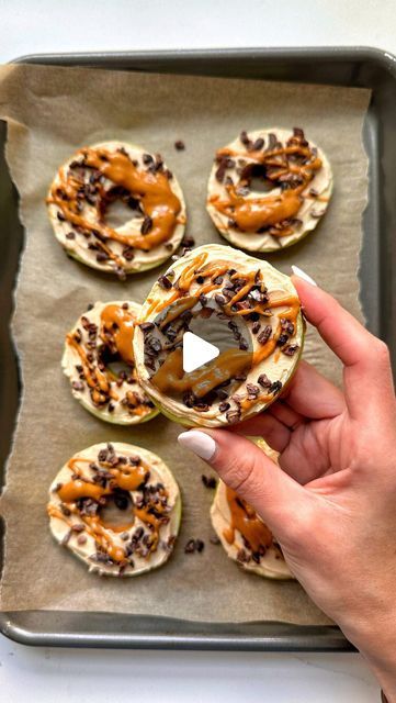 rachel on Instagram: "DAY 1 OF 7 DAYS OF EASY SNACK IDEAS!🍏🥜🍫day 1 we are making PEANUT BUTTER CUP APPLE RINGS! a healthy but delicious snack to make made with gluten-free and just 4 simple ingredients. these apple rings are one of my personal go-to snack ideas. i love mixing together yogurt with peanut butter and it almost creates a frosting of sorts. you can of course add honey or maple syrup if you want to sweeten it up a bit. and if you can’t do peanut butter, sub another nut or seed butter instead of peanut butter👌🏻

*SAVE* this recipe to try soon and comment “APPLE” and ill message you how to make these. i cannot wait to hear what you think of these. they’re great for kids too - my 5 year old loves these for breakfast now too💯

INGREDIENTS:
apples
greek yogurt (or sub dairy-fre Yogurt With Peanut Butter, Healthy Slices, Easy Snack Ideas, Snack To Make, Making Peanut Butter, Dessert Hacks, Healthy Slice, Apple Rings, Apple And Peanut Butter