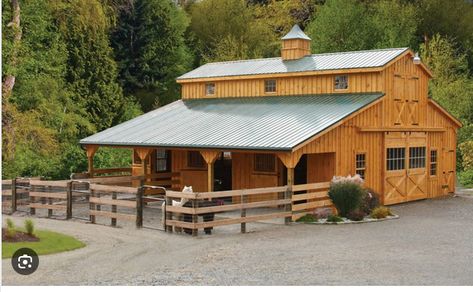 Garage Builders, Amish Barns, Storage Buildings, Horse Barn Plans, Run In Shed, Barn Shop, Small Barn, Wooden Barn, Barn Garage