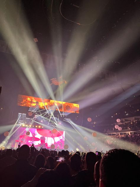 Concerts Astethic Crowd, Concert Crowd Aesthetic From Stage, Local Concert Aesthetic, Concert Aesthetic Crowd, Music Festival Crowd, Festival Aesthetic, Happy Rock, Rock And, Latin Music