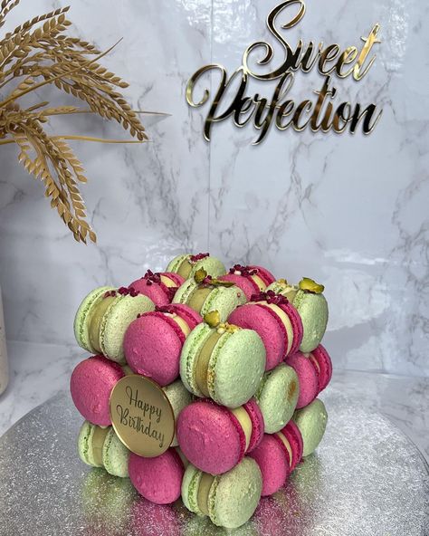 Macaron Cube Cake, Dessert Tower, Macarons Cake, Macaroon Cake, Chandelier Cake, Cube Cake, Macaron Cake, Macaron Cookies, Crazy Cakes