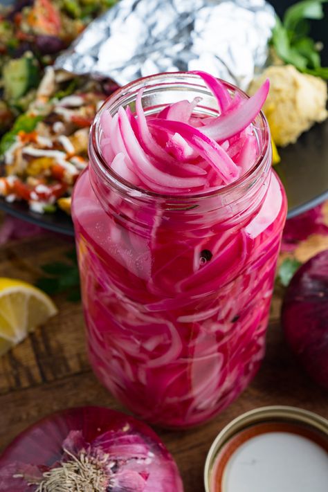 Pickled Red Onions Recipe, Pickles Recipes, Pickled Red Onion, Red Onion Recipes, Quick Pickled Red Onions, Pickled Foods, Closet Cooking, Quick Pickled Onions, Quick Pickled