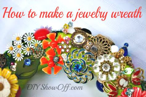 Brooch Wreath Tutorial/DIY Project Parade #DIY #wreaths #vintagecraft Brooch Wreath, Jewelry Wreath, Bling Projects, Diy Brooch, Collage Jewelry, Diy Shows, Crafty Christmas, Vintage Jewelry Crafts, Brooch Diy