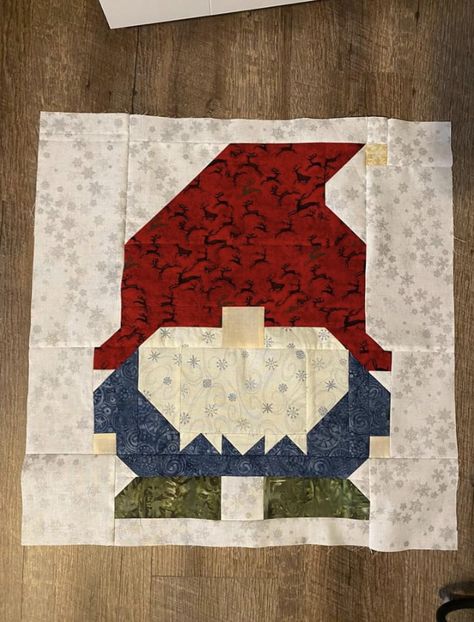 Gnome Quilts, Gnome Quilt, Christmas Quilting Projects, Sewing Christmas Gifts, Rag Quilt Patterns, Paper Piercing, Quilt Christmas, Barn Quilt Designs, Holiday Quilts