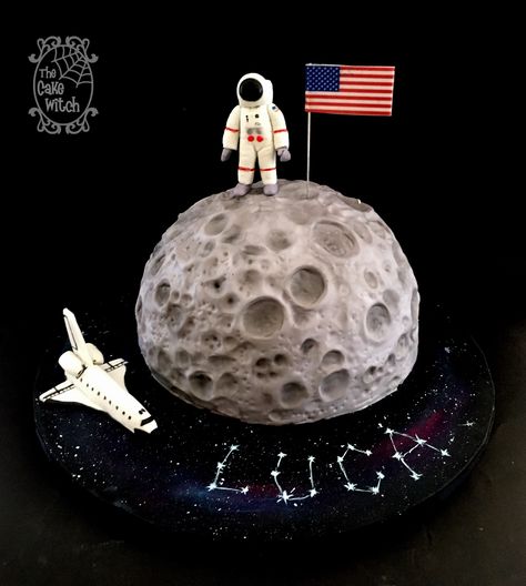 First Man On The Moon Birthday cake - Moon Shaper and a Spaceman and Space shuttle Fondant Figurines Moon Birthday Cake, Solar System Cake, First Man On The Moon, Ideas For Birthday Cake, Birthday Cake Kids Boys, Ideas Bautizo, Rocket Cake, Planet Cake, Moon Birthday