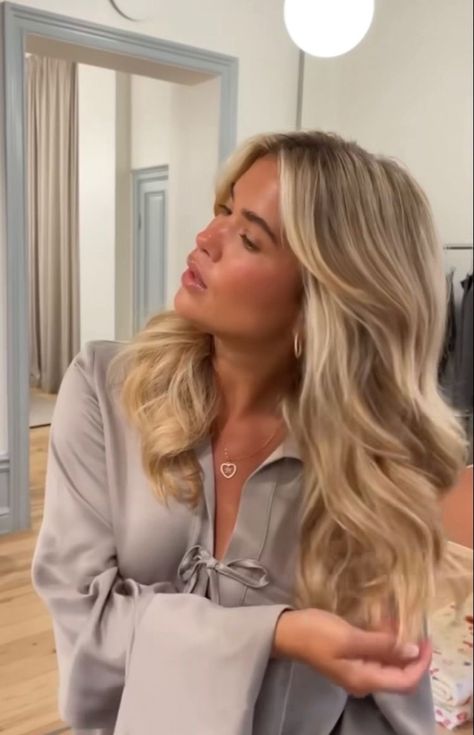 Blonde Balayage 90s Blowout, Mathilda Djerf Hair, Old Money Hair Color, Butter Blonde Balayage, Scandi Hair, Old Money Blonde Hair, Blonde Blowout, Old Money Blonde, Scandinavian Hair