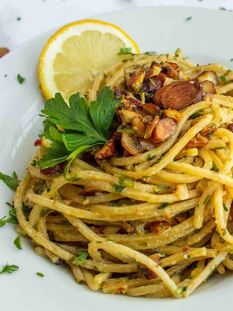 This Lemony Spaghetti with Toasted Almonds is perfect when you need to feed many people and don’t have much time. You can’t go wrong with this one! #Pasta #Lemon #Spaghetti Lemon Spaghetti Recipes, Lemony Spaghetti, Vegan Lemon Pasta, Almond Pasta, Pasta Lemon, Quick Vegan Dinner Recipes, Vegan Gluten Free Dinner, Lemon Spaghetti, Easy Weekday Meals