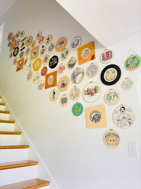 Gallery wall of embroidery hoops next to a staircase Colorful Gallery Wall, Elegant Wreaths, Hoop Decor, Staircase Art, Embroidery Hoop Decor, Funky Living Rooms, Cross Stitch Gallery, Cuadros Diy, Wall Climbing