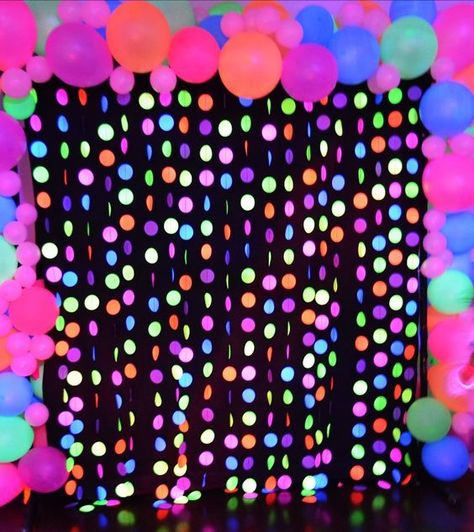 Glow in the Dark Photo Booth Backdrop -- not sure how to make this? is there glow in the dark paper we could cut circles out of? Glow Party Hair Ideas, Silent Party, Glow Dance, Neon Party Decorations, Glow In Dark Party, Neon Birthday Party, Glow Birthday Party, 80s Theme Party, Light Party