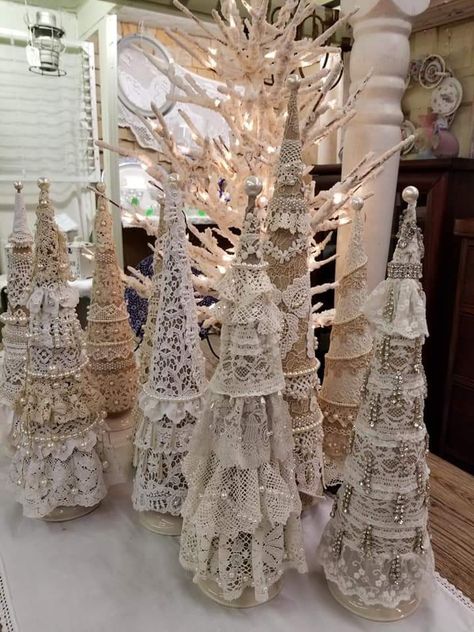 Angel Decorations Christmas, Linen Crafts, Lace Christmas Tree, Branches Diy, Diy Christmas Wreath, Christmas Cones, Diy Christmas Wreaths Ideas, Christmas Wreaths Ideas, Fabric Christmas Trees