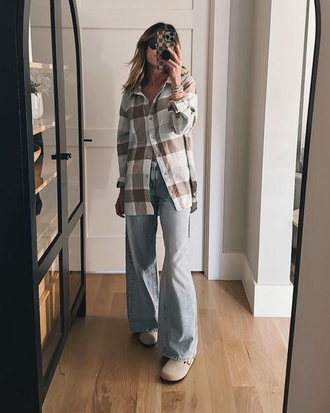 Winter Flannel Outfits, Good Amazon Finds, Flannel Shirt Outfit Women, Flannel Styling, Plaid Flannel Outfit, Oversized Flannel Outfits, The Sister Studio, Flannel Shirt Outfit, Wide Leg Outfit