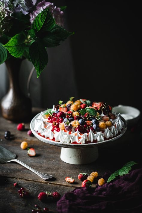 The best Summer berry pavlova is when fresh summer berries meet a crisp and chewy meringue and some fresh whipped cream. Rhubarb Pavlova, Pavlova Photography, Poached Rhubarb, Desserts Photography, Rhubarb Juice, Pavlova Dessert, Grazing Platter, Pavlova Cake, Best Summer Desserts