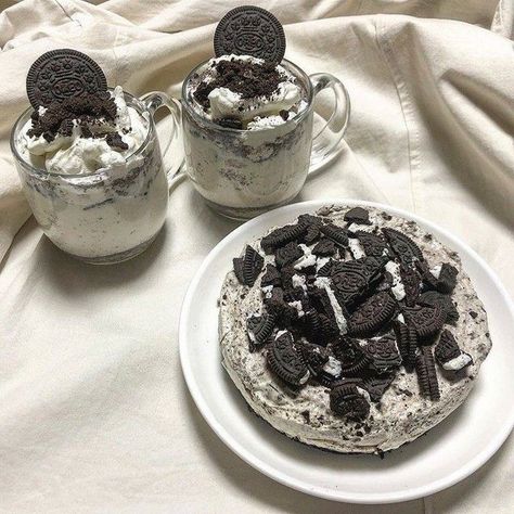 Kue Macaroon, Yummy Ice Cream, Cookies N Cream Cookies, Yummy Comfort Food, Food Drinks Dessert, Delicious Snacks Recipes, Oreo Cookies, Sweet Desserts, Food Obsession