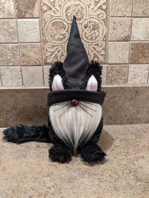 Cat Gnomes, Gnome Cat, Cat Gnome, Fall Crafts Decorations, Gnome Craft, Creepy Halloween Decorations, Halloween Spooktacular, Halloween Queen, Witch Diy