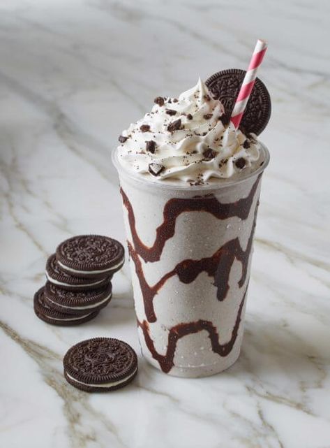 Chocolate Oreo Milkshake, Cookies And Cream Frappe, Aesthetic Milkshake, Oreo Frappe, Milkshake Oreo, Yummy Milkshake Recipes, Cookies And Cream Milkshake, Homemade Milkshake, Oreo Milkshake