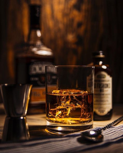 Whiskey Aesthetic Dark, Whiskey Pictures, Breakthrough Advertising, Bourbon Aesthetic, Bourbon Photography, Whisky Aesthetic, Wine Bottle Aesthetic, Whiskey Aesthetic, Bourbon Drink