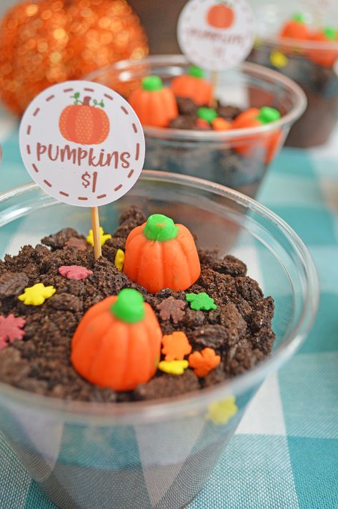 These pumpkin patch pudding cups are such a cute snack or dessert idea for Fall - comes with a free printable, too! Dirt Pudding Cups, Pudding Cup Recipes, Fun Fall Treats, Dirt Dessert, Dirt Pudding, Baking Supply Store, Halloween Cookie Recipes, Halloween Cookies Decorated, Pudding Cups