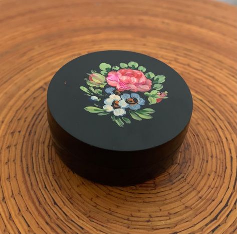 Round Box Painting Ideas, Painted Trinket Boxes Diy, Trinket Box Painting Ideas, Vintage Clover, Round Gift Boxes, Antique Pictures, Gift Box Design, Vintage Gifts Ideas, Gift Box Packaging