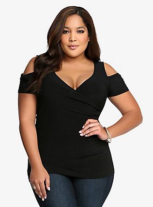 Surplice Top, Plus Size Fashion For Women, Curvy Girl Fashion, Dress Shapes, Plus Size Womens Clothing, Up Girl, Trendy Plus Size, Curvy Fashion, Plus Size Tops