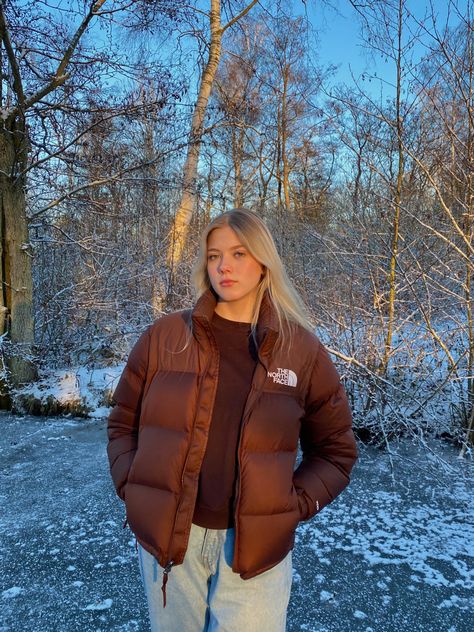 North Face Puffer Jacket Outfit Women, Puffer Jacket Outfit Women, North Face Puffer Jacket Outfit, Outfits Europa, Girl In Snow, Northface Puffer, Frozen Pond, Puffer Jacket Outfit, Jacket Outfit Women