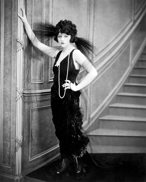 Bebe Daniels 1920 Party, Bebe Daniels, Vintage Hollywood Glamour, Belly Dancers, Silent Film, 1920s Fashion, Golden Age Of Hollywood, Vintage Hollywood, Hollywood Glamour