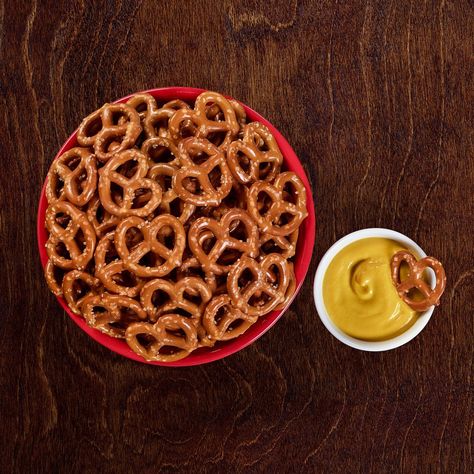 Mini pretzels: crunchy pretzels offer all the delicious flavor of traditional pretzels in a bite-size snack School snack: Our pretzels are made in a facility that does not process peanuts - Safe for nut-free schools Mini Pretzel Bites, Strawberry Pretzel Dessert, Pretzel Desserts, Bite Size Snacks, Strawberry Pretzel, Mini Pretzels, School Snack, Snack Packs, Salty Snacks