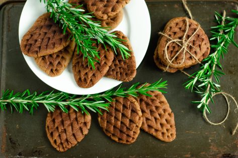 Pinecone Cookies, Wednesday Friends, Ginger Molasses Cookies, Sharp Knife, Ginger Snap Cookies, Baking Cookies, Cookies Ingredients, Happy Wednesday, Molasses