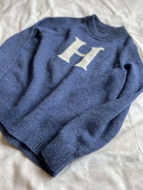 Magical Wardrobe: Weasley Twins' DIY Vibes #harrypotteraesthetic #gryffindoraesthetic #slytherinaesthetic #weasleysweater #weasleytwins #knittingpattern Ravenclaw Sweater, Sweaters Aesthetic, Weasley Sweater, Sweater Ornaments, Weasley Family, Gryffindor Aesthetic, Weasley Twins, Slytherin Aesthetic, Harry Potter Aesthetic