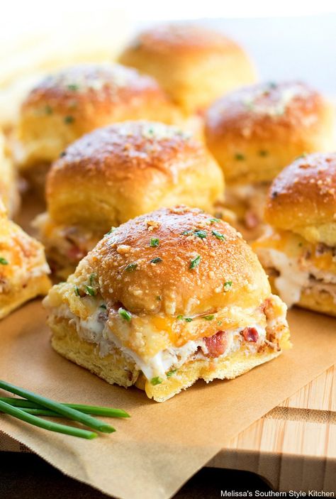 Enjoy these insanely delicious Chicken Bacon Ranch Pull Apart Rolls as an appetizer, casual meal and snacking #chickenbaconranchrolls #chicken #chickenbaconranchpullapartrolls #pullapartrolls #breadrecipes #rolls #easychickenrecipes #appetizers #dinner #dinnerideas #bacon #ranchdressing Chicken Bacon Ranch Pull Apart, Pull Apart Rolls Recipe, Pull Apart Rolls, Breakfast Slider, Diner Recept, Slider Recipes, Chicken Bacon Ranch, Bacon Ranch, Turkey Bacon