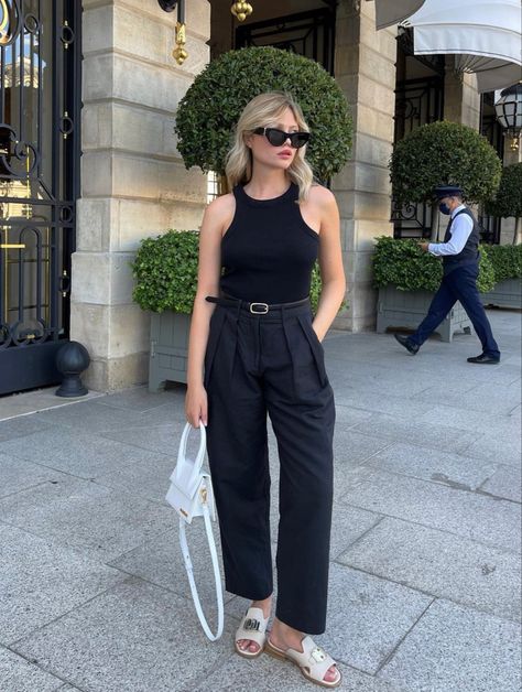 Paris Night Outfit, Luxury Outfits Women, White Sandals Outfit, Paris Street Style Summer, Summer Chic Outfit, Look Office, Paris Summer, Classic Style Outfits, Fresh Outfits