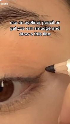 How To Do Eyeshadow Liner, Makeup Ideas Liner, Fall Brown Eye Makeup, Natural Makeup Eyeliner Look, Eye Makeup Eyeshadow Liner, Make Up Looks With Eyeliner, Smoky Liner Tutorial, Kohl Eyeliner Tutorial, Make Up For Sensitive Eyes