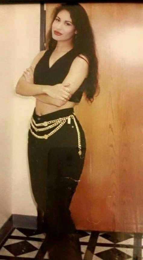 90s Latina Fashion, Selena Quintanilla Videos, Selena Quintanilla Outfits, Selena Quintanilla Fashion, Selena Pictures, Edie Sedgwick, Tick Repellent, Selena Q, Latina Fashion Outfits