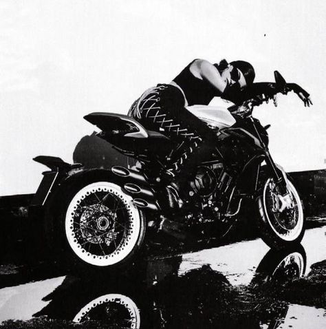 Motorcycle Shoot Women, Motorcycle Birthday Photoshoot, Motorcycle Shoot, Motorbikes Women, Motorcycle Photo Shoot, Biker Photos, Birthday Behavior, Bday Photoshoot, Female Motorcycle Riders