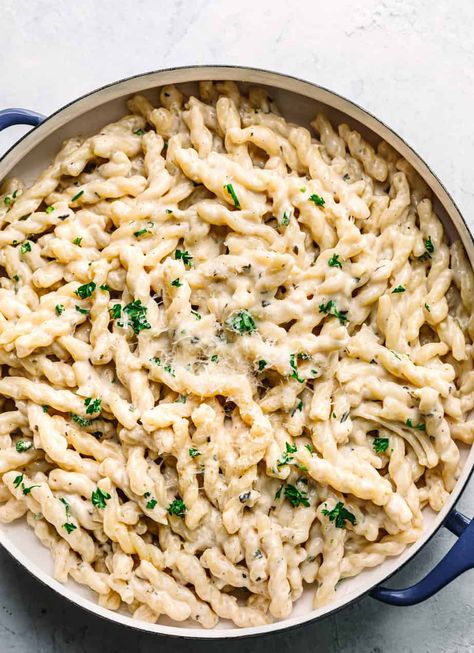 Bechamel Sauce Pasta, Homemade White Sauce, White Pasta Sauce Recipe, Creamy Garlic Pasta, Creamy Pasta Sauce, Spiral Pasta, Pastas Recipes, Asian Noodle Recipes, White Sauce Pasta