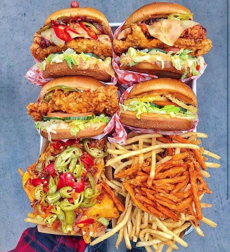 Fried Chicken Platter Goals! 🤤🍗🍟🍗🍟 p Fried Chicken And Fries, Chicken Fast Food, Fries And Chicken, Chicken And Fries, Makanan Cepat Saji, Loaded Fries, Chicken Sandwiches, Sleepover Food, Potato Fries