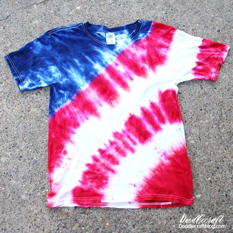 Patriotic USA Flag Tie Dye Shirt Tutorial! American Flag Tie Dye Shirt, Tie Dye Shirts Designs, Tulip Tie Dye, American Flag Tie, Tie Dye Shirts Patterns, Ty Dye, Diy Tie Dye Techniques, Tie Dye Ideas, Diy Tie Dye Shirts