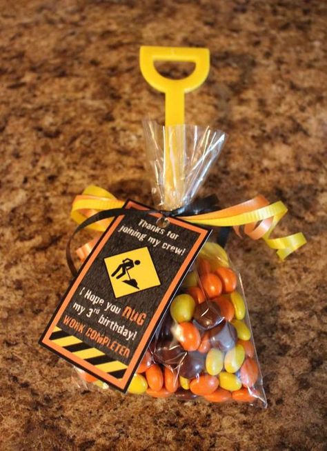 Shovel favors at a construction birthday party! See more party planning ideas at CatchMyParty.com! Construction Treats, Truck Birthday Party Ideas, Construction Party Favors, Dump Truck Birthday, Construction Theme Birthday Party, Construction Theme Party, Truck Birthday Party, Construction Birthday Party, Construction Birthday Parties